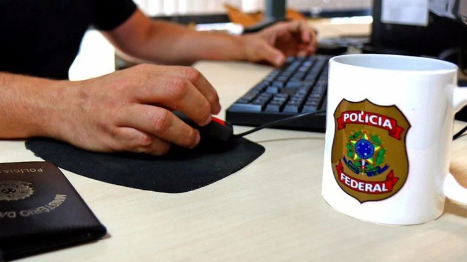 Certificados falsos de vacina são encontrados na casa de Mauro Cid, segundo PF