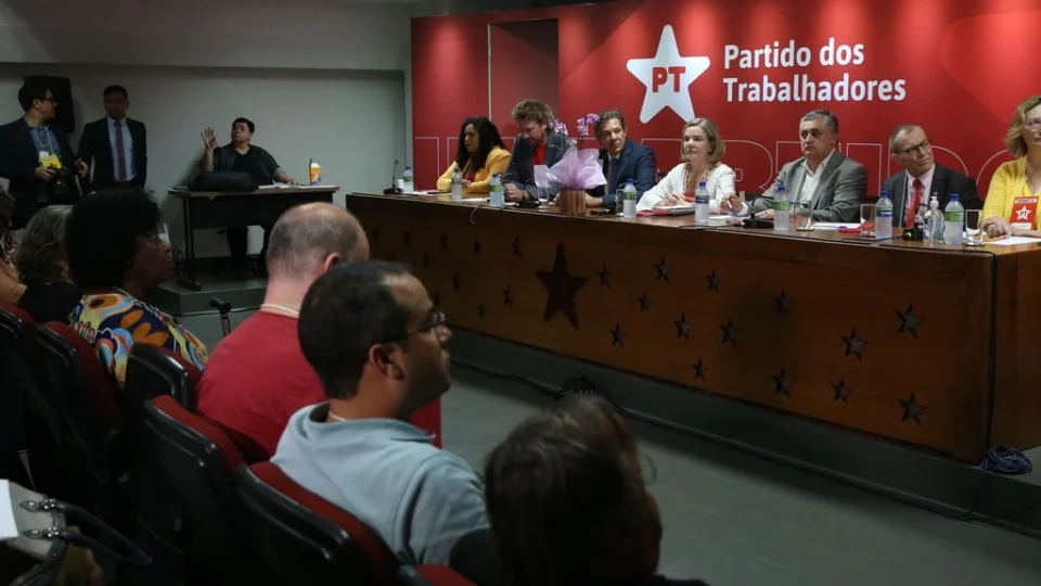 Com quase R$ 800 mil em dívidas, contas do PT são bloqueadas em SP