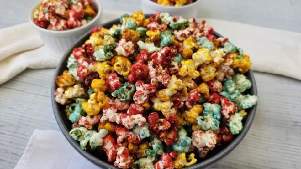 Receita Fácil – Pipoca doce colorida: opção prática pronta em 40 minutos