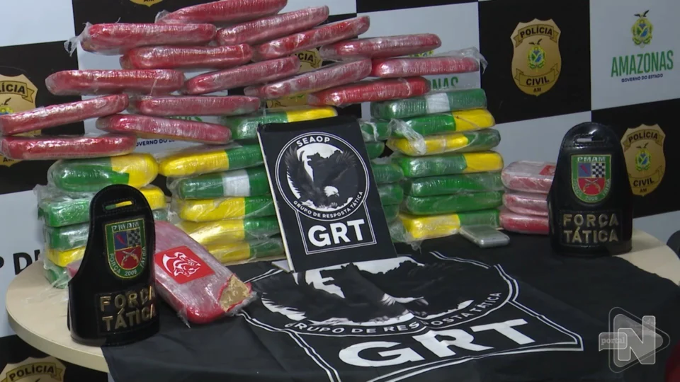 VÍDEO: polícia apreende 50 kg de drogas em embarcação no porto de Manaus