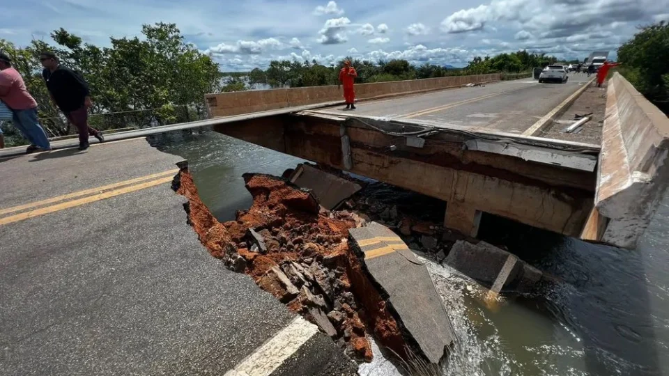 Parte de ponte cai em igarapé e deixa BR-174 interditada em Amajari-RR
