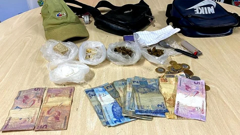 Suspeitos são presos em flagrante em posse de drogas na Zona Leste de Manaus