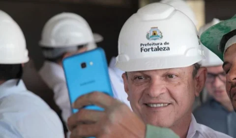 Prefeito de Fortaleza sofre acidente de carro e colide contra árvore no CE