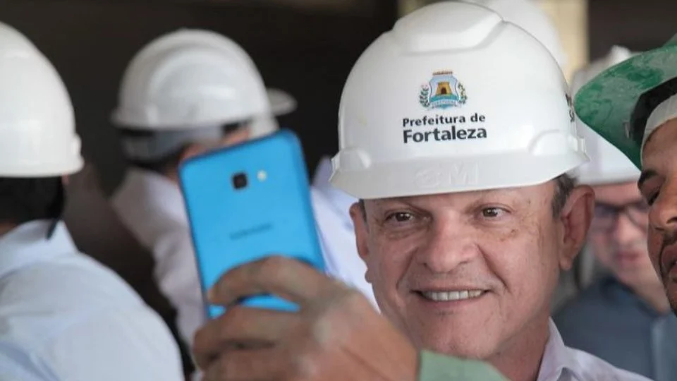 Prefeito de Fortaleza sofre acidente de carro e colide contra árvore no CE