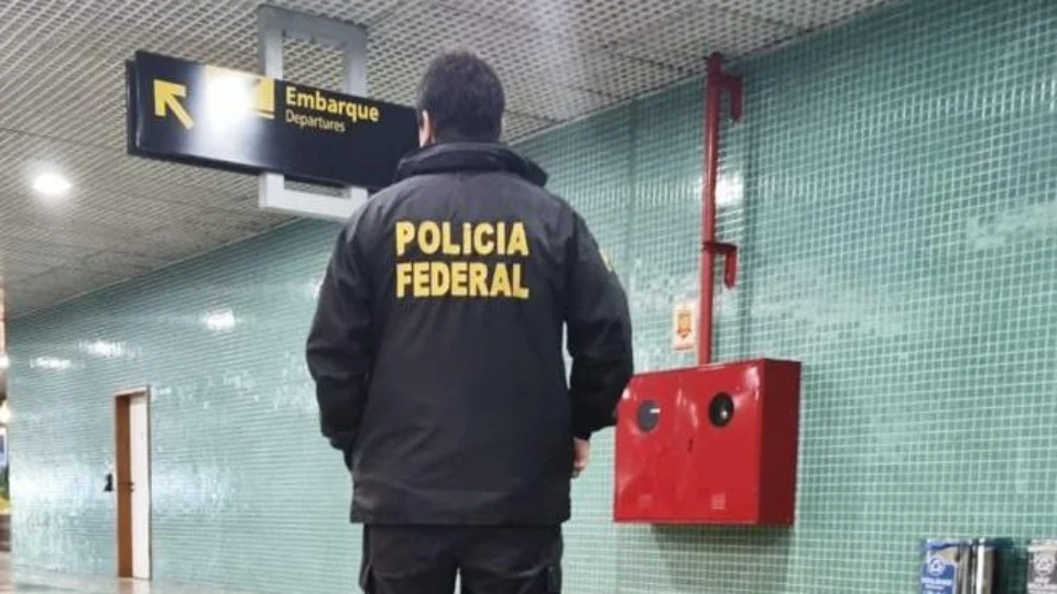 Foragido da Justiça por roubo é preso dentro de avião no aeroporto de Manaus