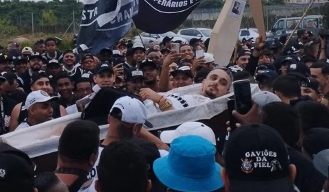 Corinthians em crise: torcedores fazem protesto em frente ao CT Joaquim Grava