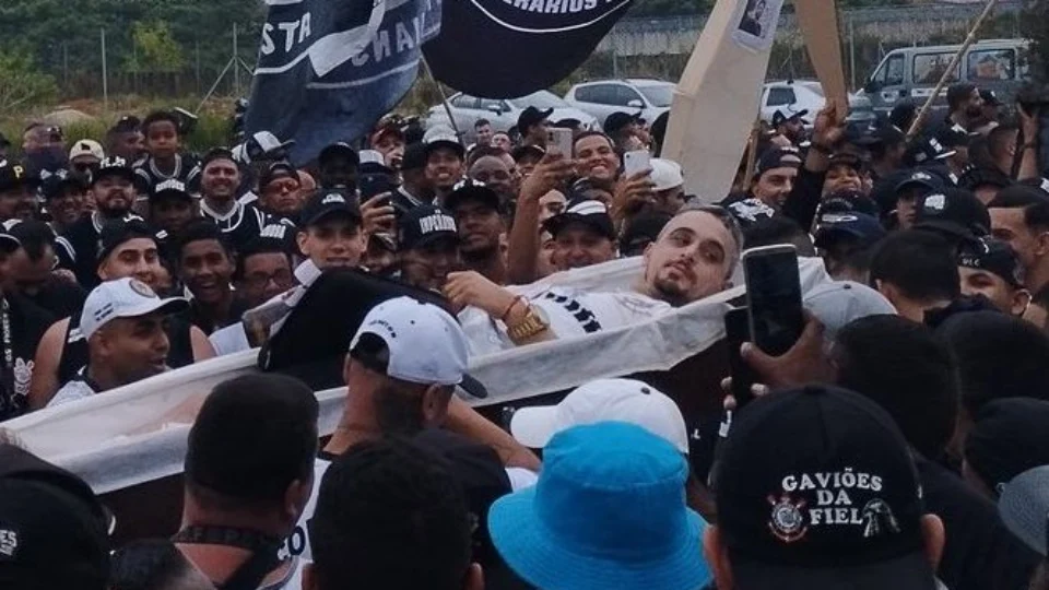 Corinthians em crise: torcedores fazem protesto em frente ao CT Joaquim Grava