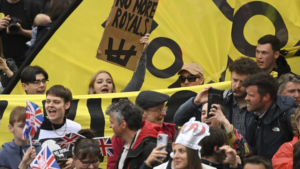 Protestos anti-monarquia marcam coroação de rei Charles III em Londres