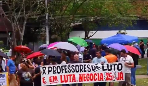 Professores fazem novo protesto em frente a sede governo do AM, em Manaus