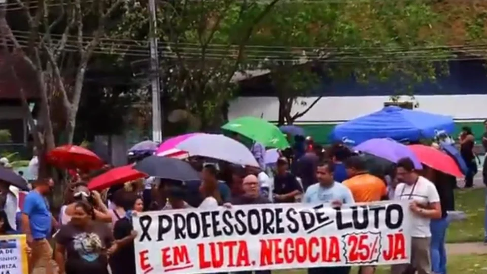 Professores fazem novo protesto em frente a sede governo do AM, em Manaus