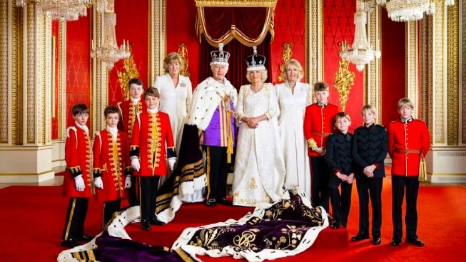 Foto de Rei Charles III ao lado da família mostra futuro da monarquia britânica