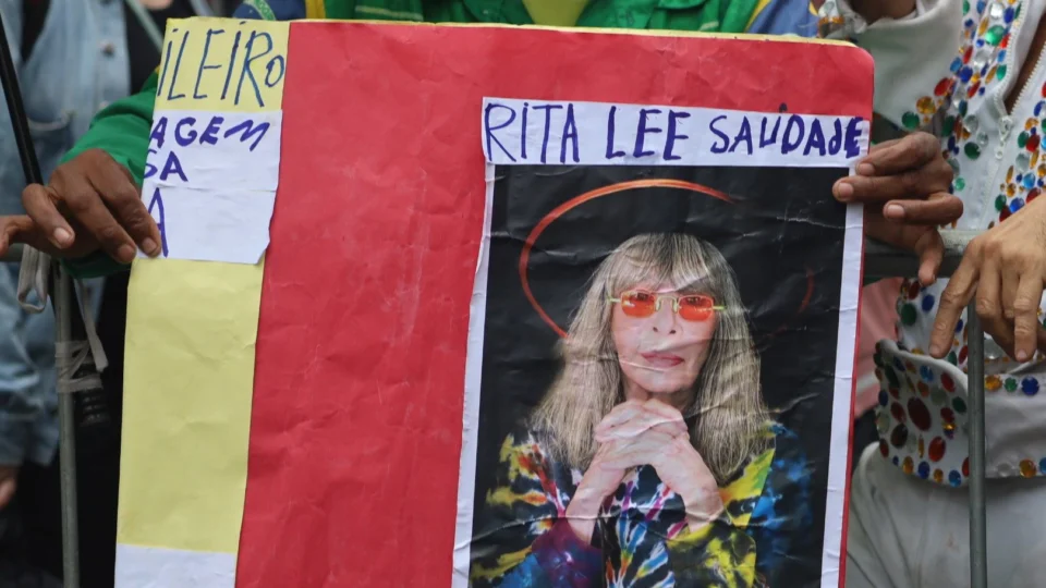 Rita Lee é velada em cerimônia aberta ao público nesta quarta em São Paulo