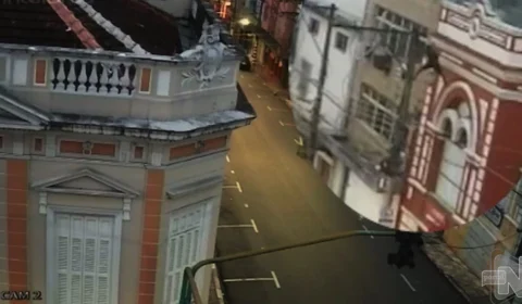 VÍDEO: suspeito é flagrado subindo pelas paredes para roubar prédio em Manaus