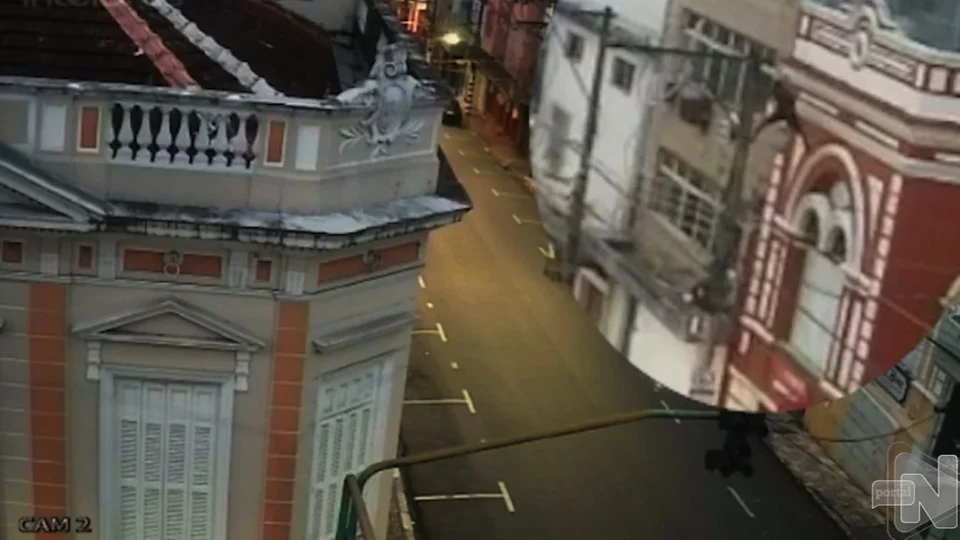 VÍDEO: suspeito é flagrado subindo pelas paredes para roubar prédio em Manaus