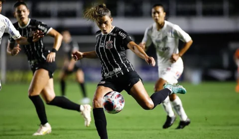 Lateral Tamires, do Corinthians, pede desculpa por usar chuteira verde
