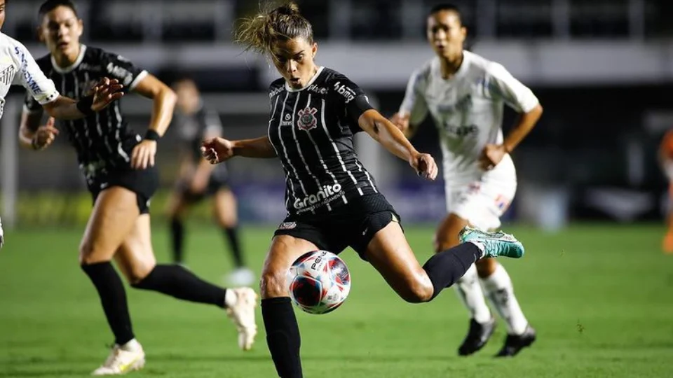 Lateral Tamires, do Corinthians, pede desculpa por usar chuteira verde