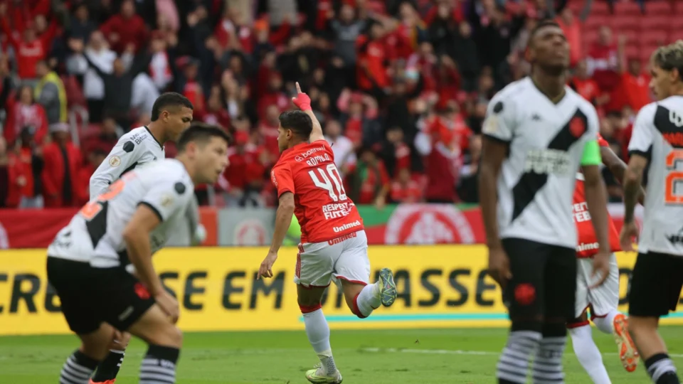 Com dois gols no início, Internacional impõe quinta derrota seguida ao Vasco