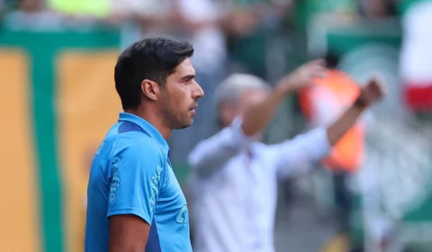 Abel Ferreira é suspenso por tomar celular da mão de jornalista