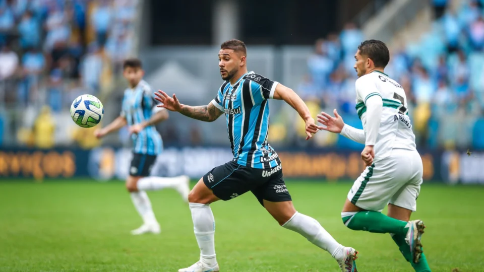 Grêmio vence Coritiba de goleada e assume a vice-liderança do campeonato