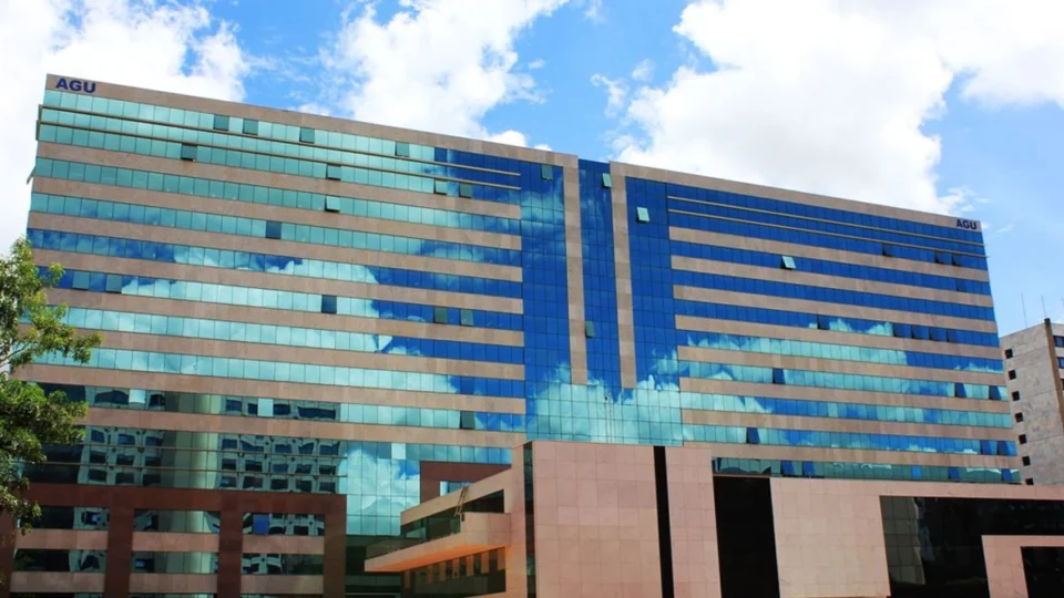 AGU deve fazer grande operação contra fake news sobre vacinas