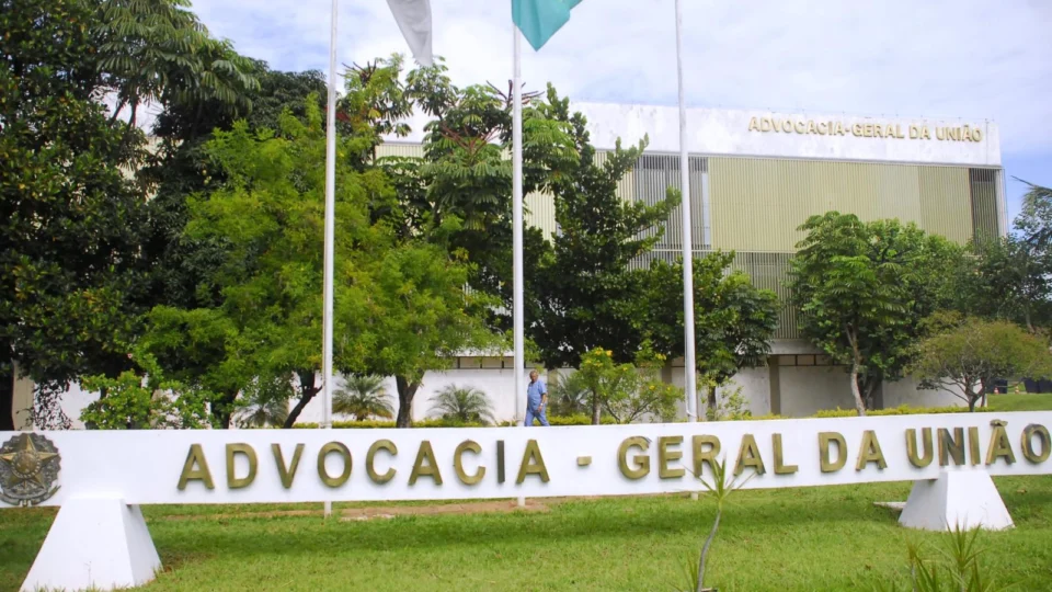 Fake News: AGU entra com 1ª ação na Justiça contra perfil antivacina