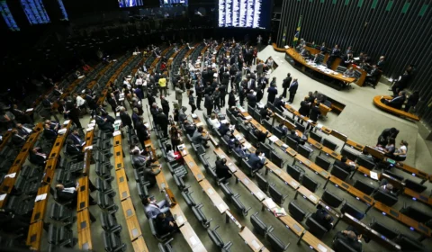 Câmara aprova PL que criminaliza discriminar pessoas politicamente expostas
