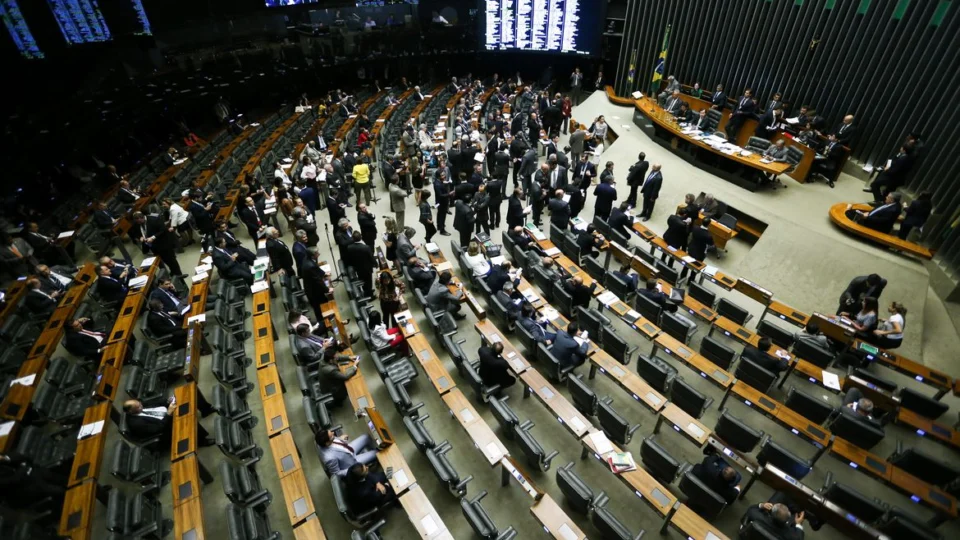 Câmara aprova PL que criminaliza discriminar pessoas politicamente expostas