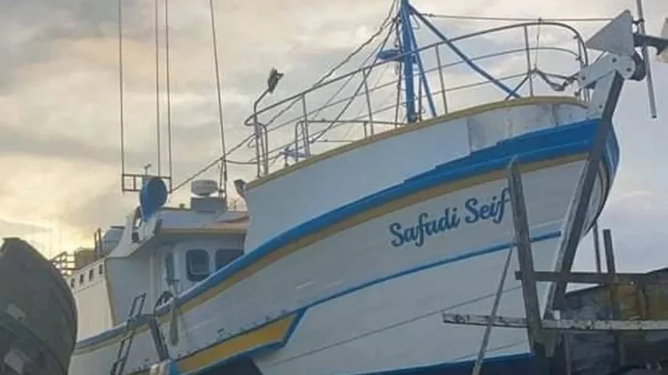 Cinco tripulantes de barco que naufragou em Santa Catarina são resgatados