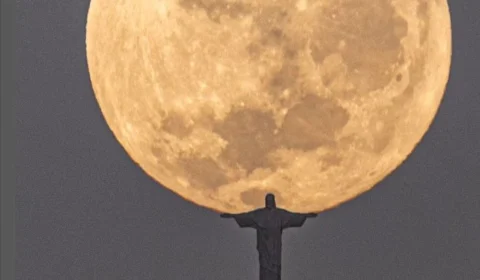 Cristo Redentor ‘segura’ a Lua em foto e viraliza na internet