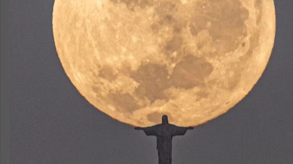 Cristo Redentor ‘segura’ a Lua em foto e viraliza na internet