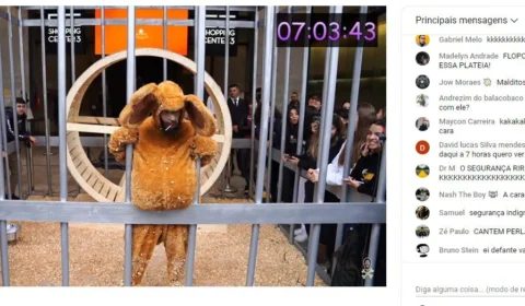 Por 12 horas, humorista Diogo Defante se tranca em jaula na Av. Paulista