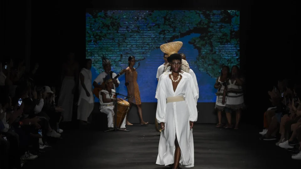 Desfile de moda amazônica realça artistas locais no Amazon Poranga Fashion