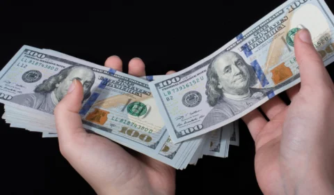 Dólar comercial inicia quinta-feira (28) vendido a R$ 4,85