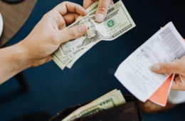 Dólar comercial inicia terça-feira (27) vendido a R$ 4,76