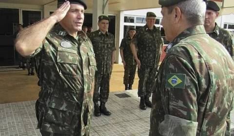 Exército tira de missão nos EUA coronel que trocou mensagens com Mauro Cid