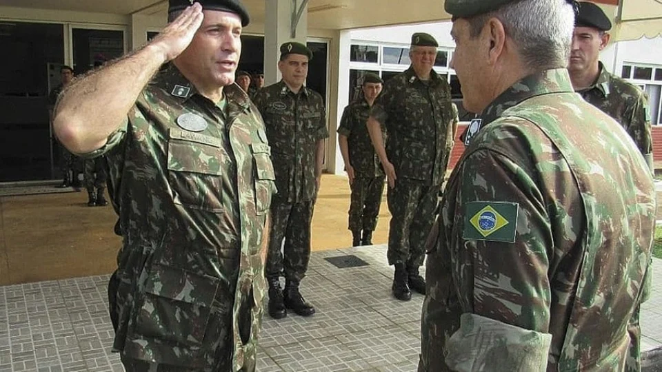 Exército tira de missão nos EUA coronel que trocou mensagens com Mauro Cid
