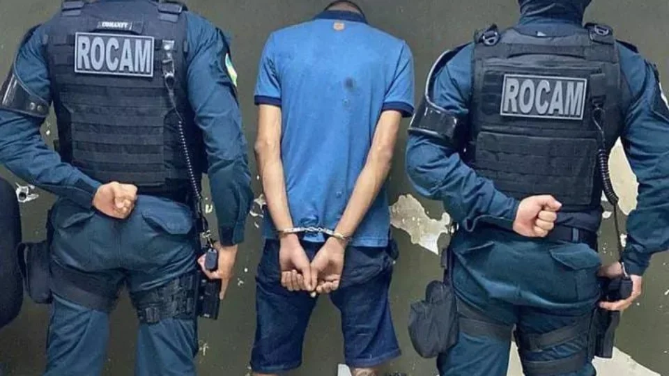 Jovem foge de abordagem, atira capacete em policiais e vai preso em Roraima