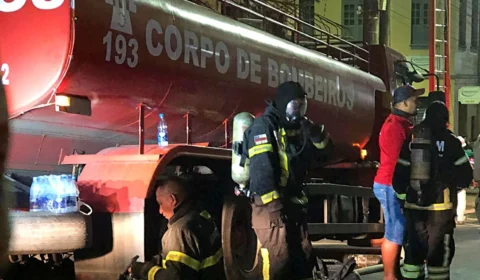 Incêndio: Corpo de Bombeiros combate fogo em depósito na Zona Sul de Manaus