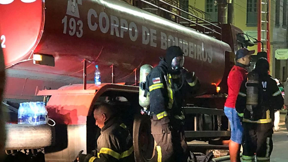 Incêndio: Corpo de Bombeiros combate fogo em depósito na Zona Sul de Manaus