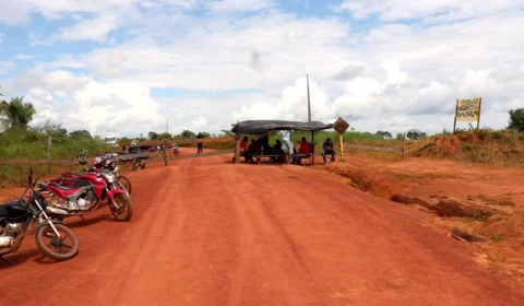 Indígenas fecham trechos da BR-317 e reivindicam asfaltamento no Amazonas
