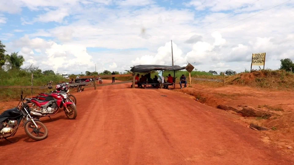 Indígenas fecham trechos da BR-317 e reivindicam asfaltamento no Amazonas