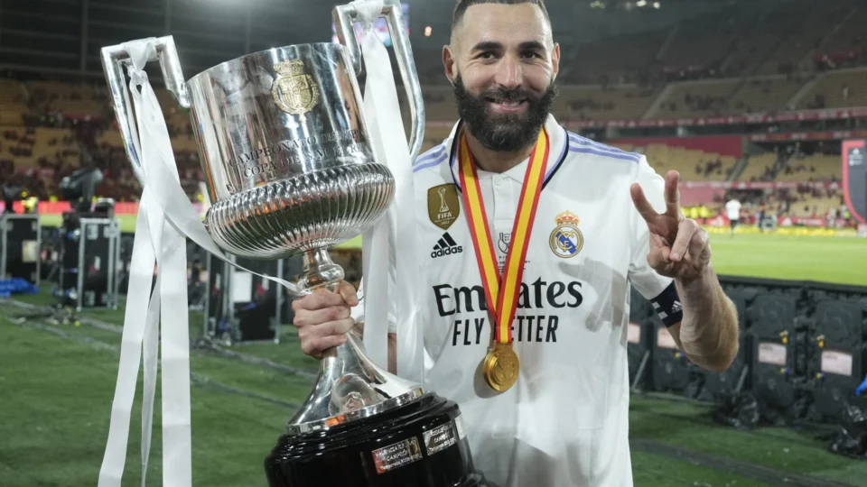 Real Madrid anuncia saída de Benzema após 14 temporadas no clube
