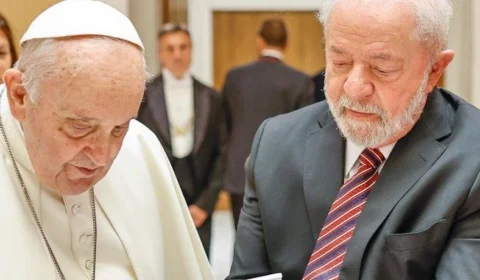 Lula recebe presente de Papa Francisco durante encontro no Vaticano