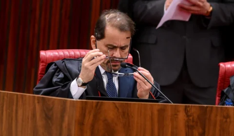 Ministro do TSE Floriano Marques vota pela inelegibilidade de Jair Bolsonaro