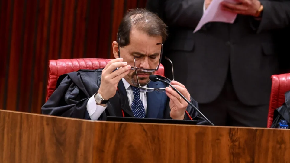 Ministro do TSE Floriano Marques vota pela inelegibilidade de Jair Bolsonaro