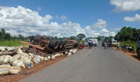 Pai e filho morrem após carreta tombar em curva do ‘vicinal 26’ em Roraima
