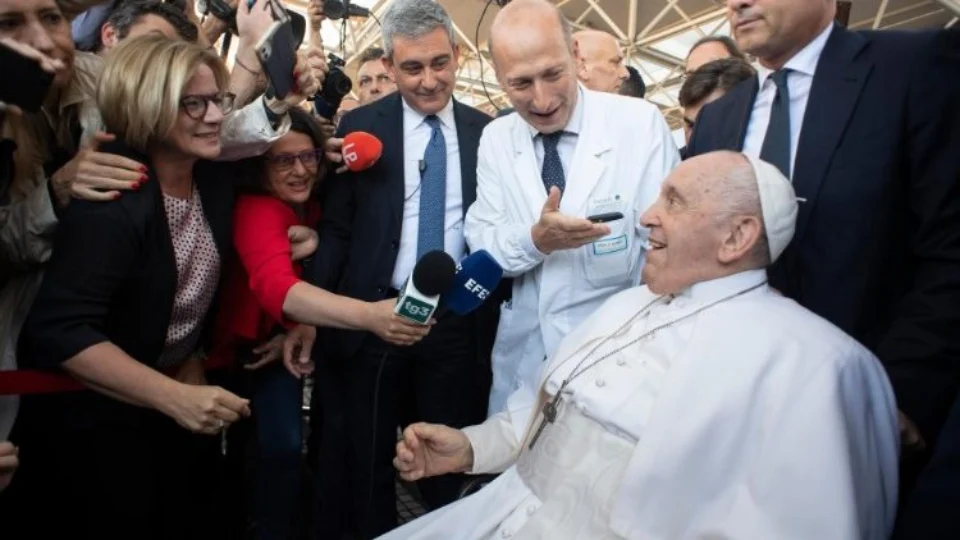 Papa Francisco deixa hospital após cirurgia abdominal e internação de 9 dias
