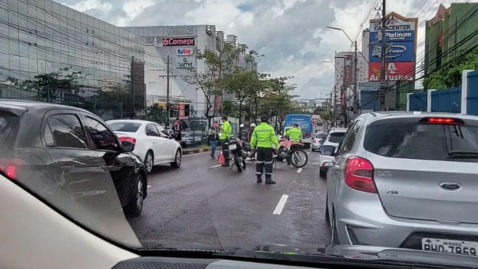 VÍDEO: passageira de moto de aplicativo morre esmagada por ônibus em Manaus