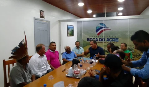 Lideranças indígenas se reúnem com prefeitura sobre bloqueio na BR-317, no AM