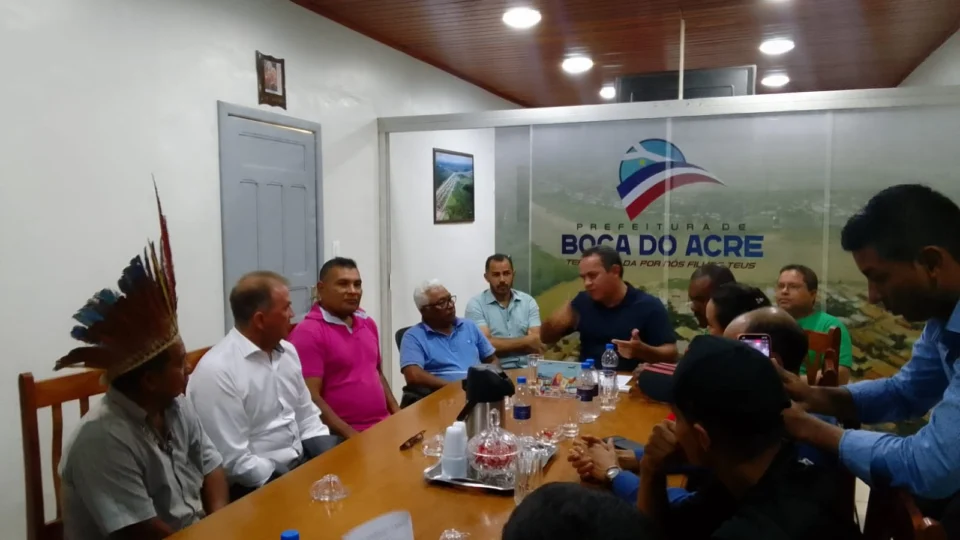 Lideranças indígenas se reúnem com prefeitura sobre bloqueio na BR-317, no AM